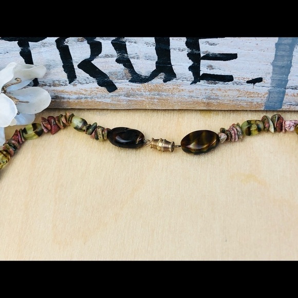 𝅺VINTAGE Green & brown stone beaded chip Necklace - Picture 4 of 4